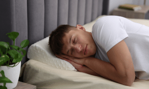 Cara Tidur yang Aman Pasca Transplantasi Rambut (7 Hari Pertama) 1 Posisi tidur 45 derajat untuk mencegah bengkak pasca operasi rambut.